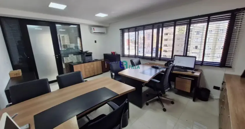 Ampla sala comercial com dois banheiros e vaga à venda no centro