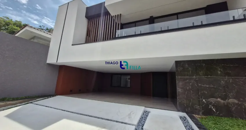 Casa nova com 4 suítes e piscina ao lado do parque barigui , no bairro mercês