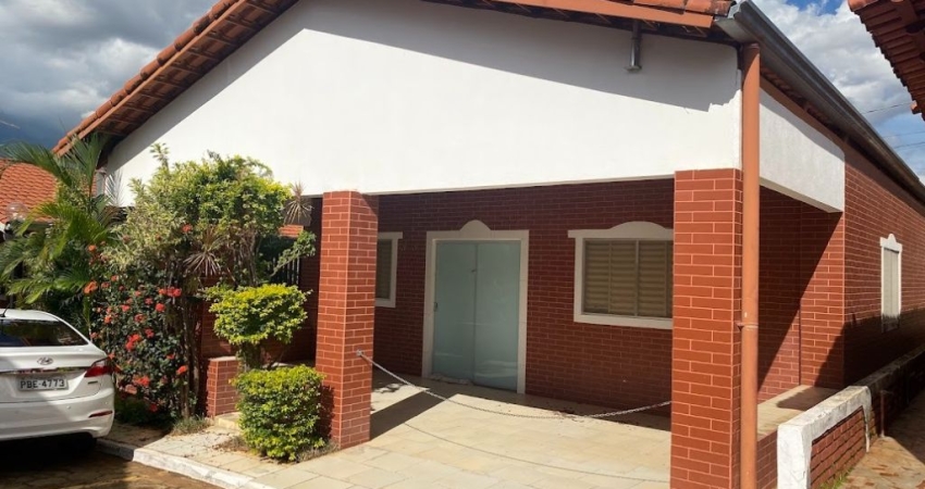 Chalé em Caldas Novas com 3 quartos, mobiliado em condomínio com piscina aquecida.