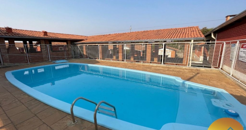 Chalé com 3 quartos, sendo 1 suíte, sala, cozinha ampla com armários, churrasqueira, piscina, sauna