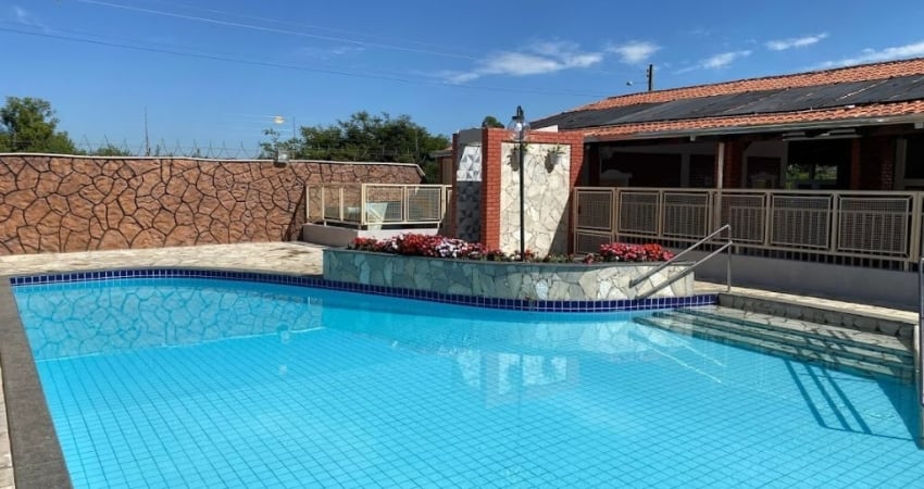 Chalé em Caldas Novas com 2 quartos, mobiliado em condomínio com piscina aquecida.
