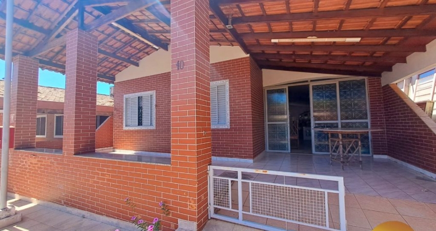 Excelente chalé em Caldas Novas com 4 suítes, laje, sala e cozinha conjugadas!