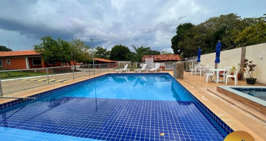 Chalé em condomínio fechado com piscina aquecida, ofurô, espaço para festas com churrasqueira, sauna e etc.