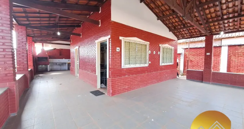 Oportunidade! chalé em caldas novas mobiliado com 3 quartos, varanda ampla com churrasqueira