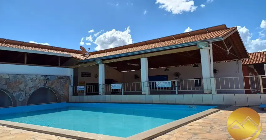 Chalé em caldas novas mobiliado em condomínio com piscina e ótima área de lazer!