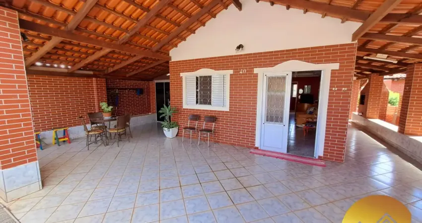 Oportunidade em Caldas Novas! Chalé 2 quartos ambos suítes, 2 salas, Próximo aos Atacadões Assaí/Dia a Dia