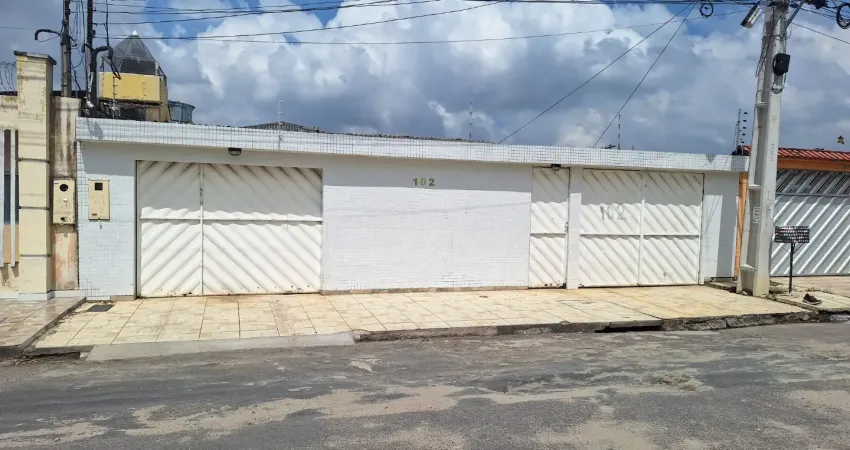 Vende-se casa ampla no bairro flores com 3 suites e area goumert