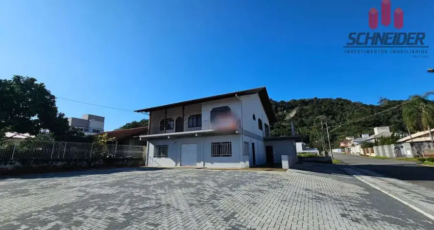 Casa com 4 dormitórios para alugar no bairro Estados em Indaial/SC