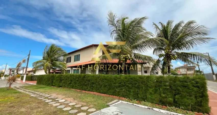 Casa aconchegante, com piscina, perto da praia e do shopping.