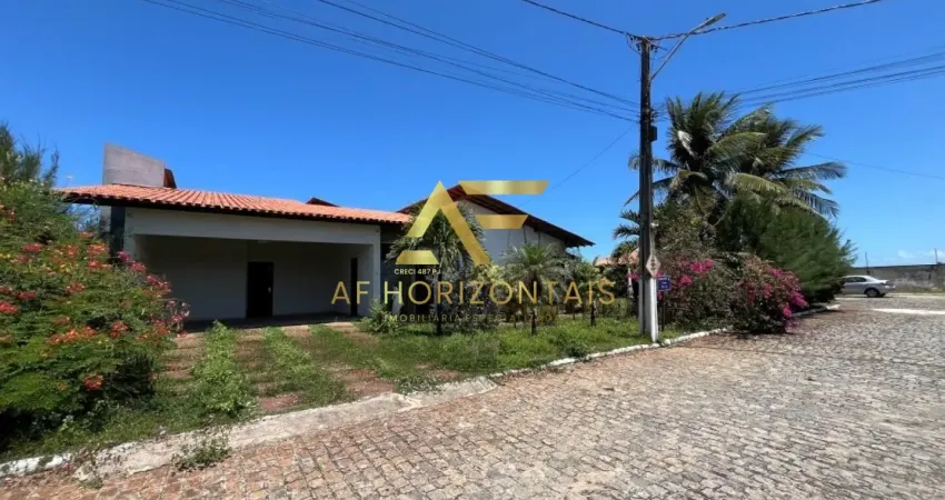 Casa espaçosa, com ampla área externa (2 lotes), no condomínio praias do sul 1.