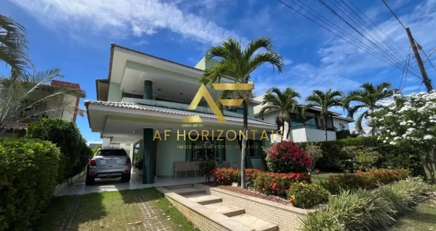 Linda casa em condomínio, com 4 suítes, piscina privativa e vista para o lago.