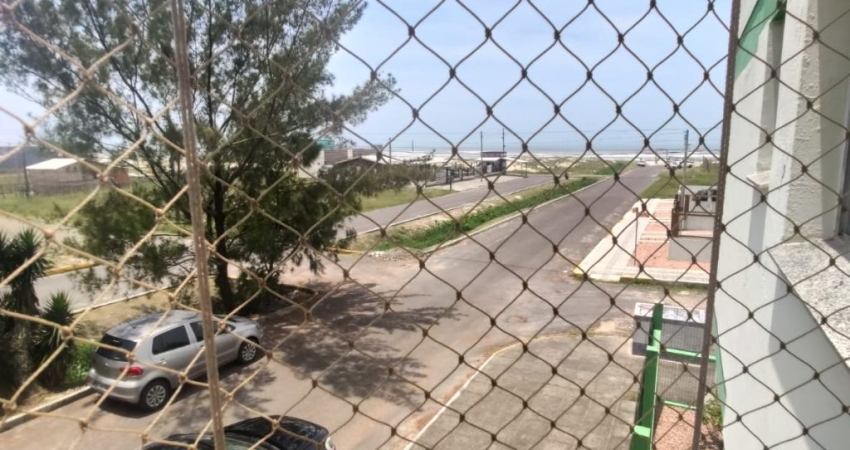 1 quarto com sacada e vista para o mar a 20 metros da praia .
