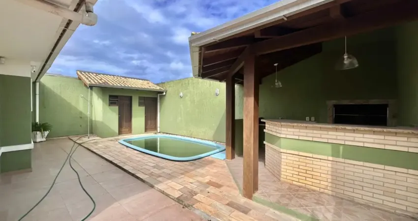 Casa 4dorm. com piscina e quiosque com churrasqueira no centro de xangri-la