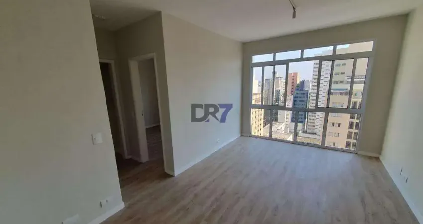 Apartamento à venda no Cambuí, Campinas, com 60m² de área útil. Possui 2 dormitórios, 1 banheiro e 1 vaga na garagem