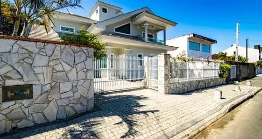 Sobrado dos Seus Sonhos à Venda: Luxo e Conforto no Iririu!