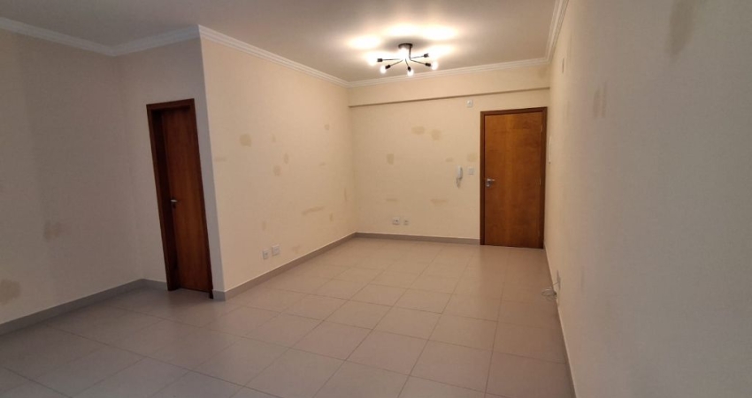Sala ampla, com uma área no fundo.  - Copa;  - Ar condicionado e - Recepção na área comum.