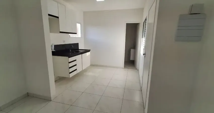 Primeira Locação; Casa com Sacada; Mercado na Porta; 10 munitos do metrô; Tres escolas na vizinhança; Local muito seguro.