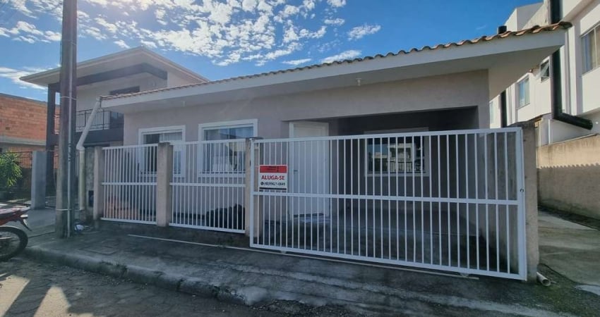 Casa - Alvenaria, para Aluguel em Florianópolis/SC