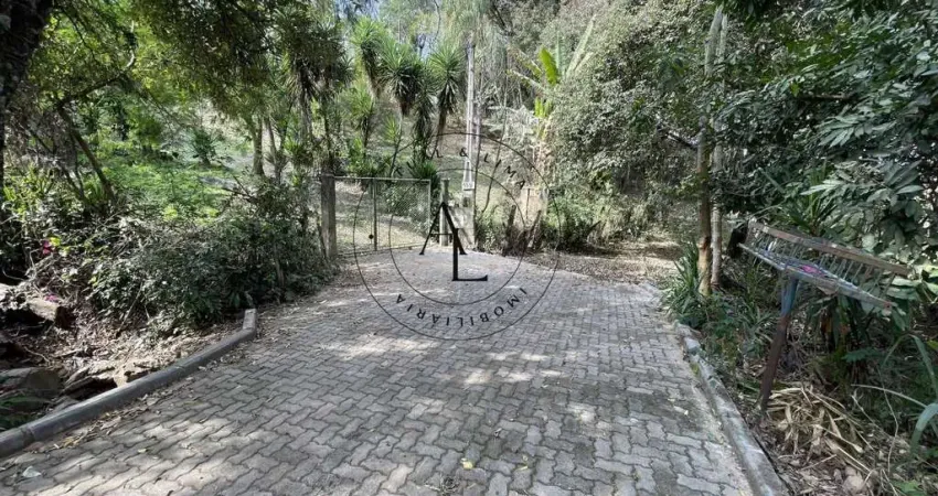 Chácara à Venda: 1.600m² com suíte, 2 Quartos, 2 Banheiros e piscina! - Tranquilidade e Conforto!