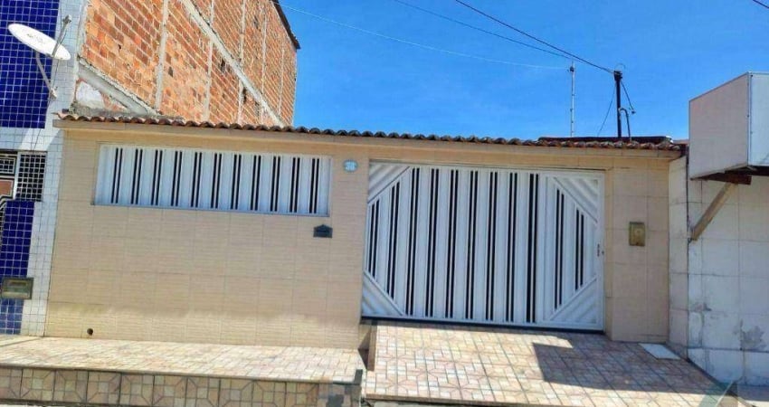 Casa com 3 dormitórios à venda, por R$ 250.000 - Cj Eduardo Gomes