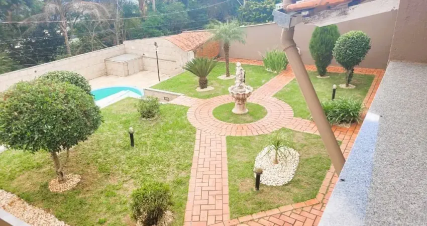 Casa com estilo colonial em condomínio fechado por r$760.000