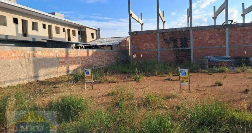 Terreno plano de 120m² em rua asfaltada com sol da manhã