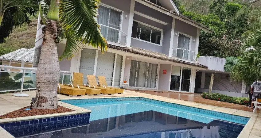 CASA 6 QUARTOS - 504 m2 - 3 SUÍTES - PISICINA - QUADRAS DE TENIS E FUTEBOL - SAUNA - SALÃO DE FESTASS