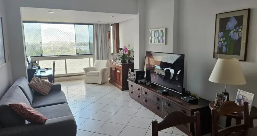 Apto com 110 m2, 3 quartos, suíte, 3 banheiros, 2 vagas, varandão, vista mar/lagoa, piscina, sauna, salão