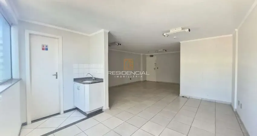 Sala comercial a venda no centro com 01 banheiro, cozinha, 02 elevadores