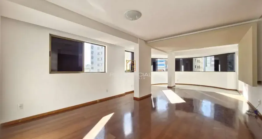 Apto a venda no centro 04 quartos 01 suite, sala ampla, cozinha, 02 vagas e elev