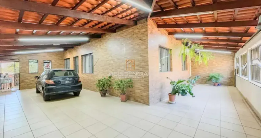 Casa a venda no b. sagrada familia 06 quartos, 02 salas, 03 cozinhas, quintal