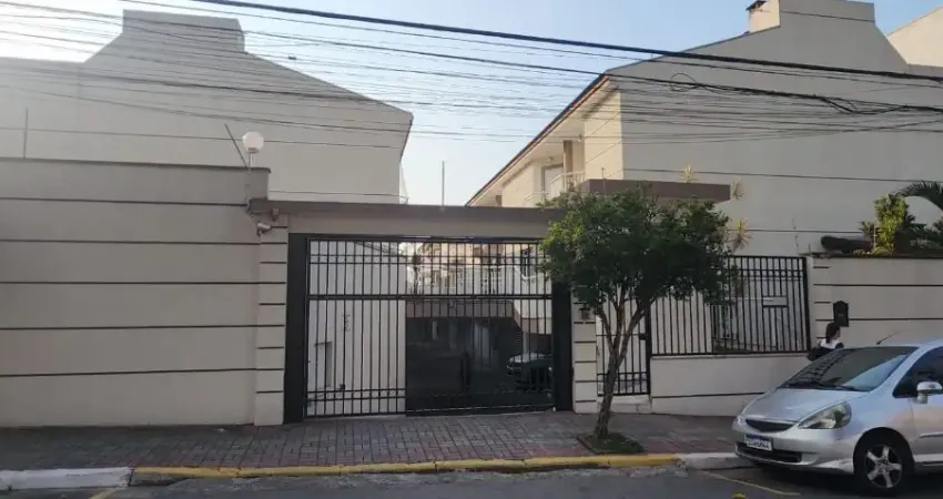 Lindo sobrado em condomínio fechado, projeto muito ela dorado, cômodos grandes , cozinha ampla.