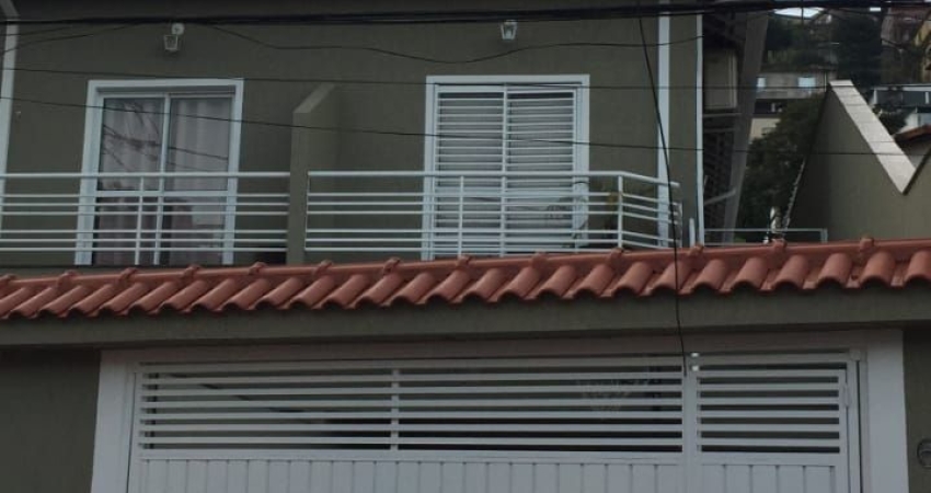 Liindo sobrado pronto para morar Casa assobradada, 2 quartos + 1 suíte, todos os quartos e sala com ar condicionado quente e frio, churrasqueira.