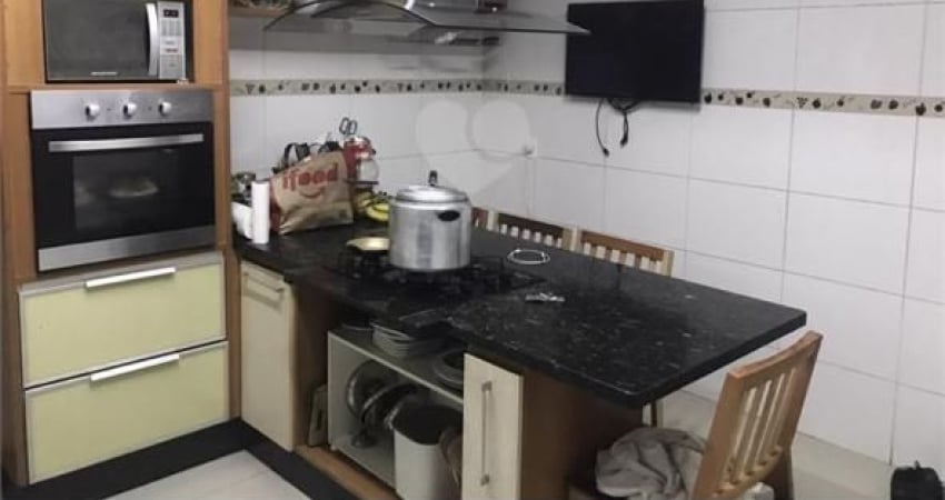 Imóvel com ótima localização, comércio completo ao redor. Rua tranquila, cômodos amplos pé direito alto bem arejada. Cozinha planejada, espaço gourmet, churrasqueira com trio. Janelas amplas todas de 