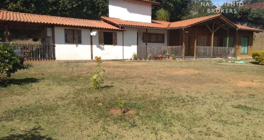 Granja a VENDA em Simão Pereira com 1308 m² composta por 03 suítes, 03 salas: