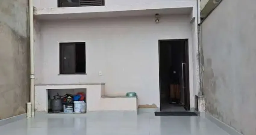 ÓTIMA CASA RESIDENCIAL TIPO SOBRADO C/ ACESSO COM ESCADAS, 2 DOR 1 SUITE 1 VAGA DE GARAGEM.