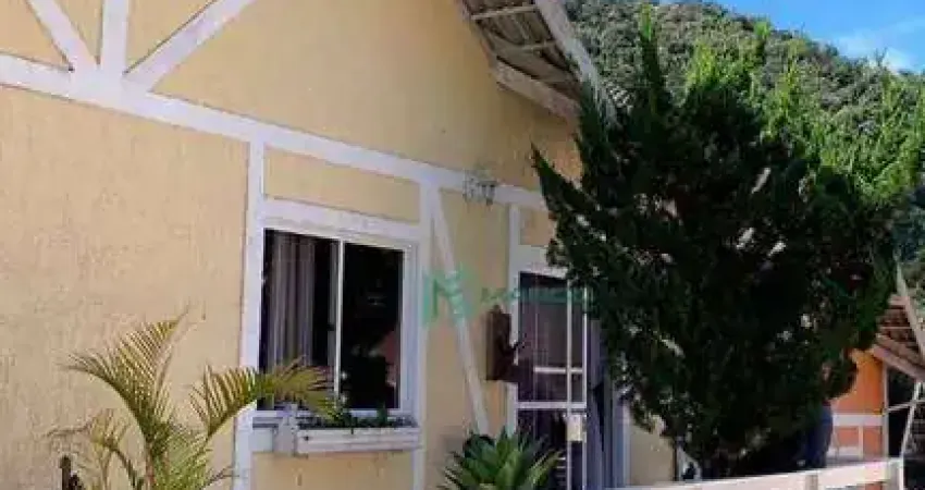 Descubra o seu novo lar dos sonhos! Casa à venda em condomínio exclusivo com piscina, sauna e churrasqueira. Esta espetacular residência de 99m² ofere