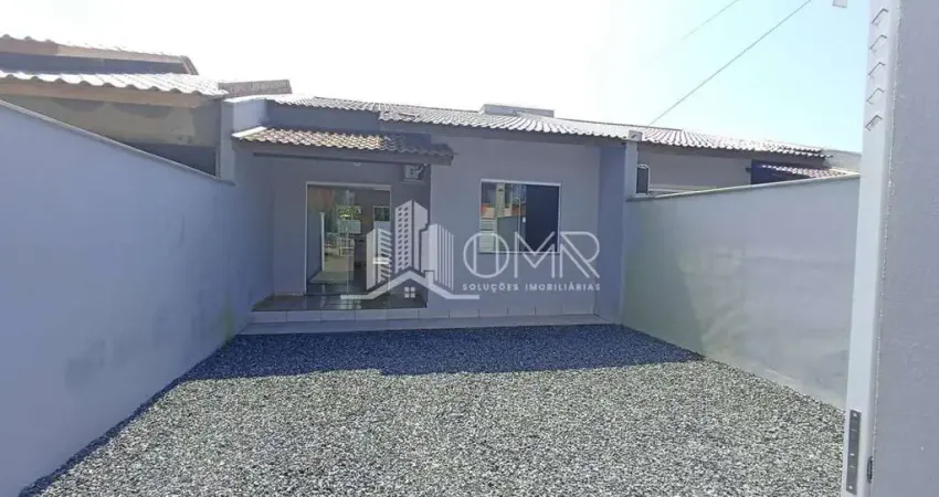 CASA COM ESPAÇO DE TERRENO NA PRAIA DE BARRA VELHA/SC