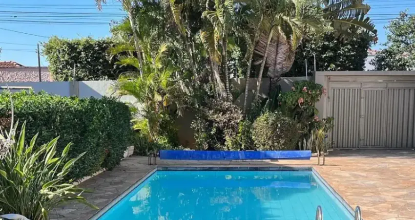 Casa com 4 quartos à venda na Rua Tupinambaranas, Centro, Tupã