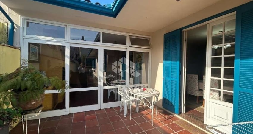 Casa residencial ampla e plana com 4 dormitórios em Coqueiros - Florianópolis