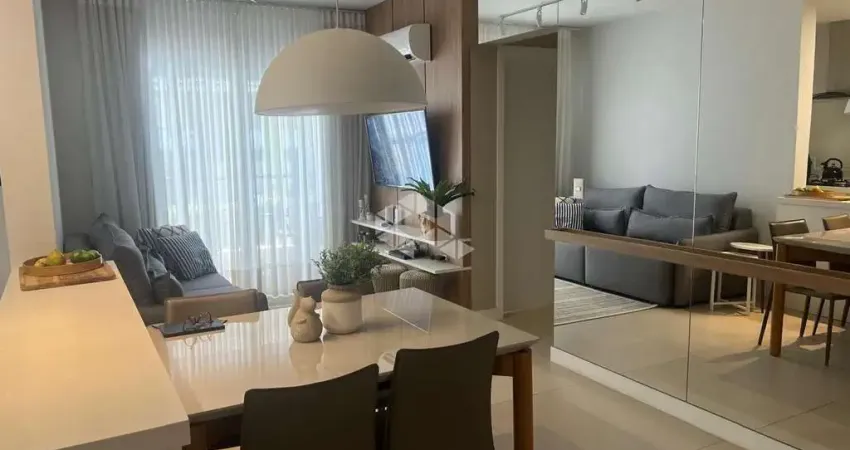 Apartamento de 2 dormitórios com suite ensolarado e com sacada com churrasqueira a 15 metros do mar