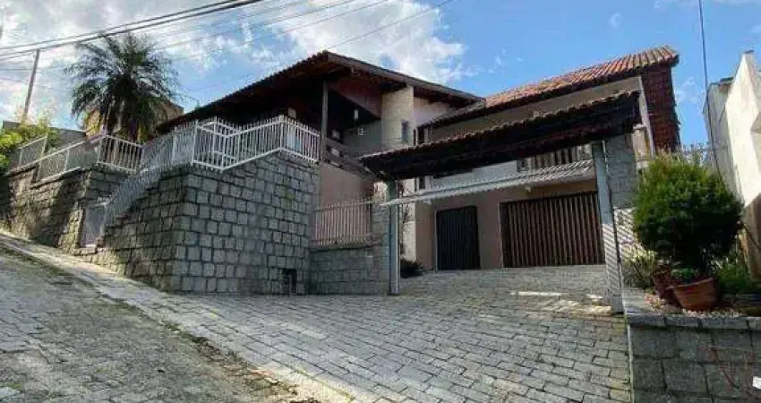 Casa com 4 dormitórios, sendo 1 suíte à venda, 440 m² por R$ 980.000 - Água Verde - Blumenau/SC