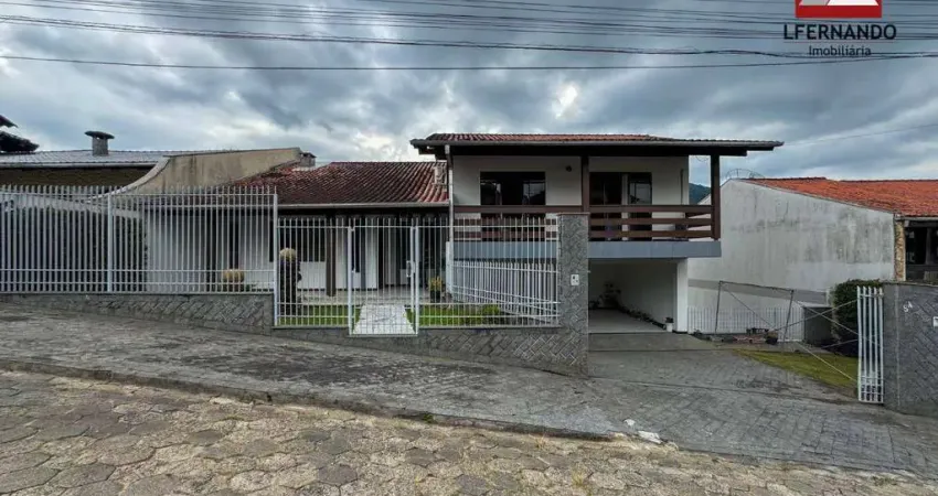 Casa com 4 dormitórios, sendo 2 suítes à venda, 416 m² por R$ 1.090.000 - Garcia - Blumenau/SC