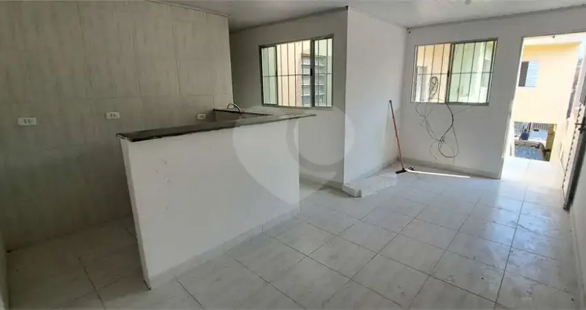 Casa com 2 quartos para alugar na Rua Tuparaquara, Vila Carrão, São Paulo