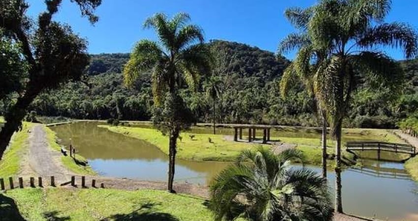Terreno em Condomínio Fechado com Casas de Alto Padrão