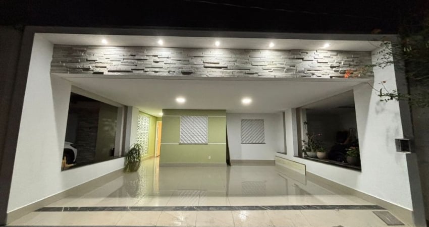 Casa térrea em condomínio com 3 quartos 2 suítes e armários planejados
