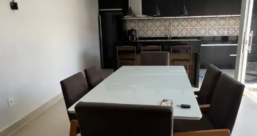 Alugo casa mobiliada em condomínio fechado com 3 quartos sendo 1 suíte no bairro Jardim Imperial