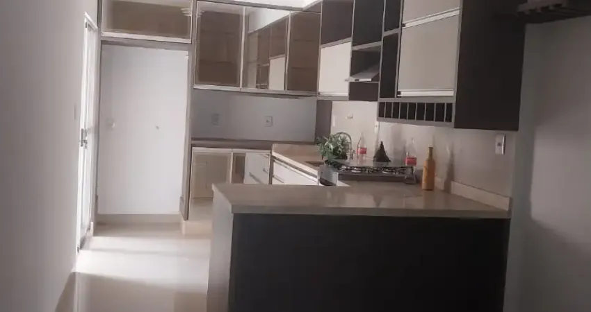 Casa para alugar com armários planejados e 2 quartos no bairro cpa