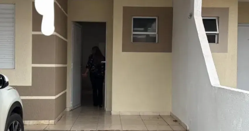 Casa em condomínio fechado com armários planejados e dois quartos sendo 1 suíte no jardim imperial