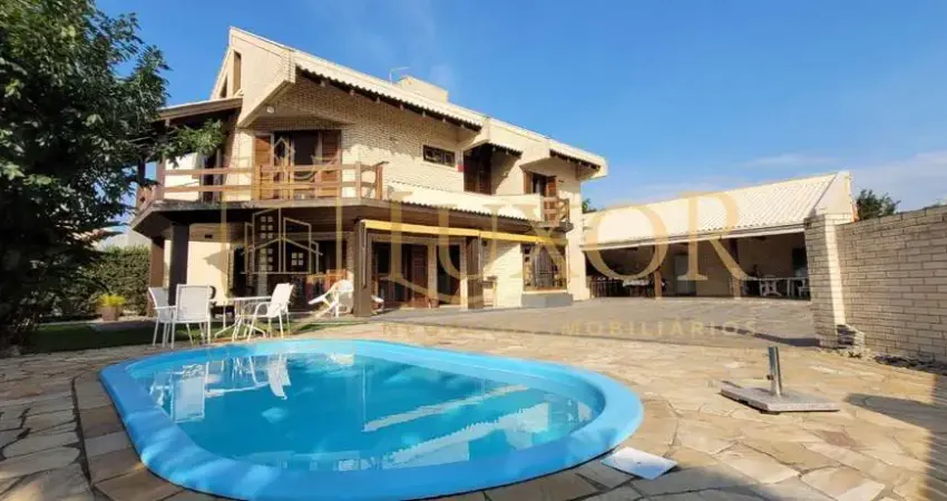 Casa alto padrão com piscina e 4 suítes á  150 metros do mar localizada na praia da Armação de Penha SC
